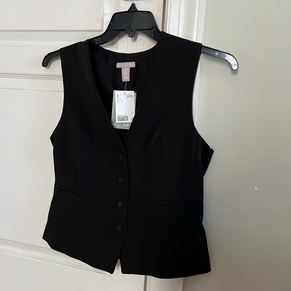 NWT H&M fitted vest iV-neck, buttons at front, and welt front pockets. size S - Picture 2 of 8